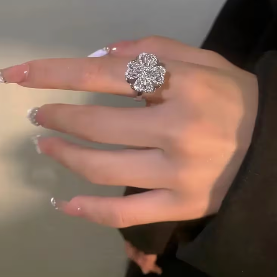 Rotating Adjustable Four-Leaf Clover Ring for Women – Cubic Zirconia Spinner Ring